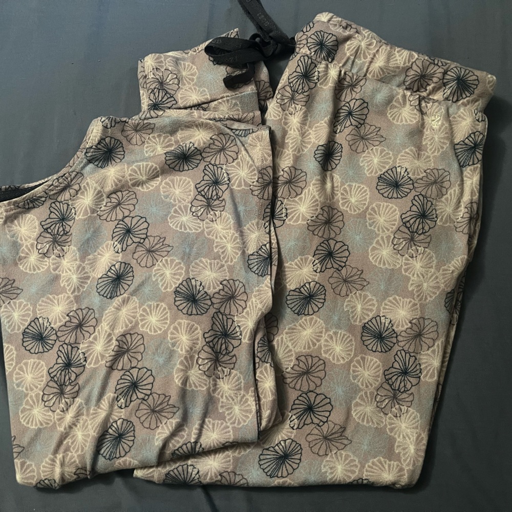 Izod Women's Floral Pajama Set - Cream and Black